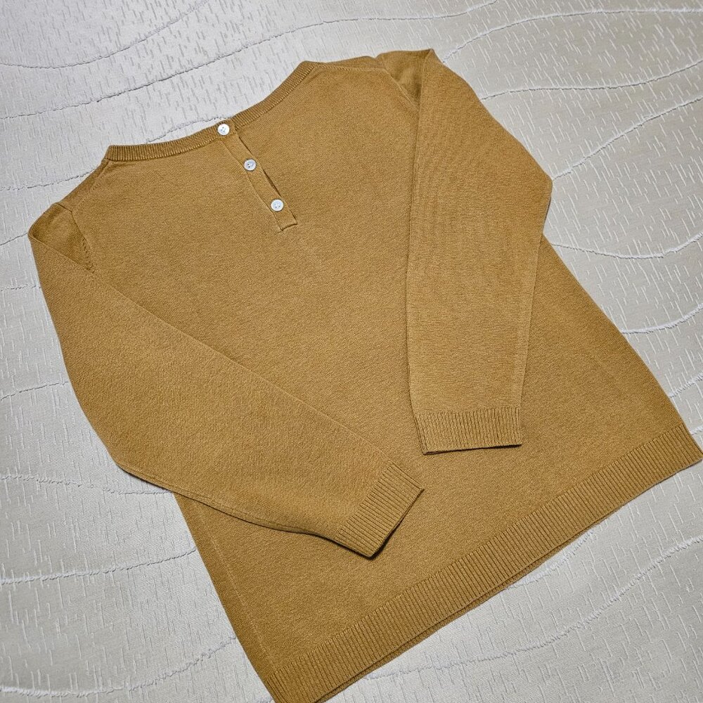 GOLD LONG SLEEVED SILK BLEND SWEATER w/ JEWEL NECK & 3 BUTTON ACCENT BACK SZ: S